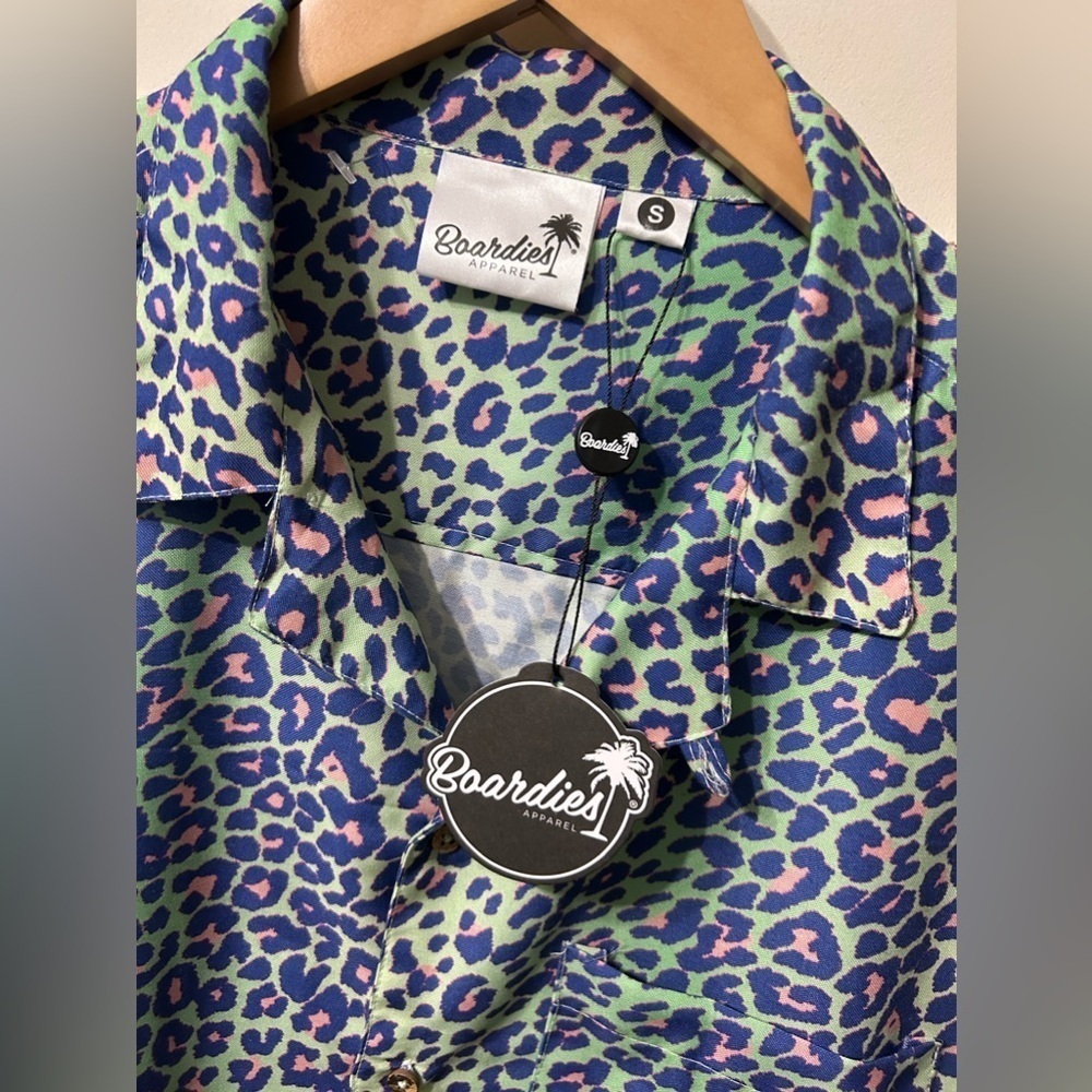 BOARDIES
Lime pink Leopard Short Sleeve Shirt button up Small - Picture 3 of 4